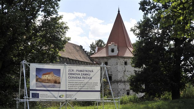 Obnova zmku se zastavila. Pokraovat bude, a se do vbrovho zen na rekonstrukci nkdo pihls.