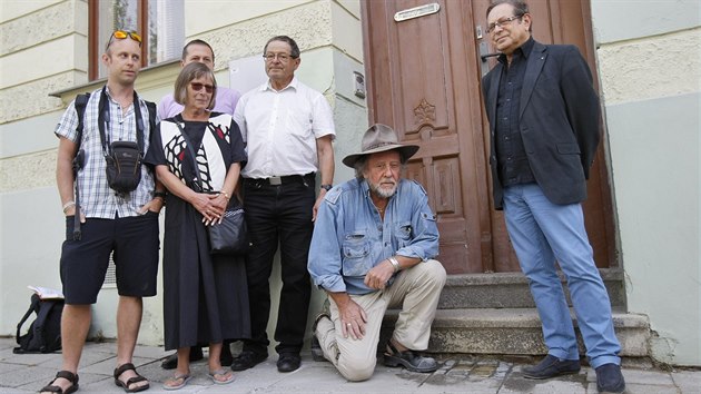 Jedinou enou na snmku vlevo je Elen Winklerov. Zcela vpravo stoj Zdenk Proke, uprosted v bl koili je Miroslav Proke
a v pokleku otec osazovn stolperstein
Gunter Demnig. Ve 24 zemch u poloil 70 tisc destiek.