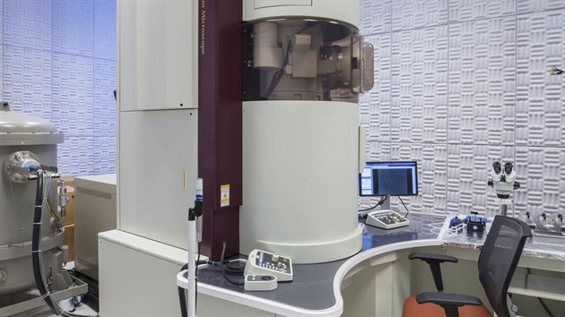 Tento velký transmisní mikroskop Grand ARM od firmy
JEOL slouží vědcům v kalifornském Irvine Materials Research Institute. Lze ho nabít jen jednou, uzavřít obvod a nechat proud běhat magnetem prakticky neomezeně dlouhou dobu.