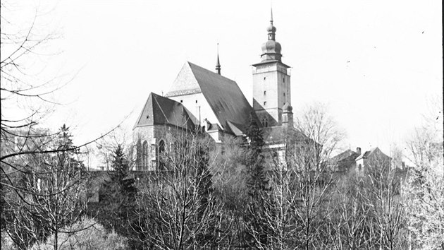 Pohled na kostel sv. Jakuba z lesoparku Heulos.