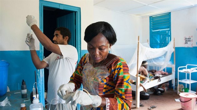 Zdravotnci ve Stedoafrick republice pipravuj lbu mlad dvky, kter onemocnla spavou nemoc.