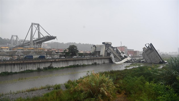 V italskm Janov se ztila st dlninho mostu. (14. srpna 2018)