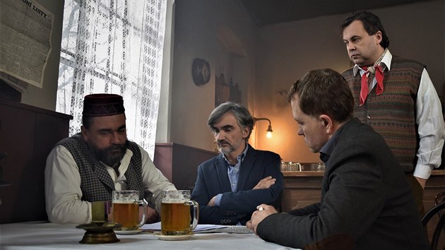 Seri�l Pr��vihy prvn� republiky uvid� div�ci na obrazovk�ch od leto�n�ho ��jna. Vedle profesion�ln�ho herce Martina My�i�ky (druh� zleva) ��inkuj� tak� re�is�r Roman Moty�ka (hospodsk� vlevo), historik Pavel Carbol (sed�c� vpravo) a dramaturg Martin �erven� (stoj�c� - komparz).