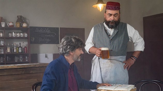 Pr�vodcem po af�r�ch v seri�lu Pr��vihy prvn� republiky bude herec Martin My�i�ka. Na fotografii po��zen� v interi�rech Muzea star�ch stroj� a technologi� v �amberku je spolu s re�is�rem a amat�rsk�m hospodsk�m a hercem Romanem Moty�kou.