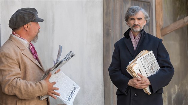 Pr�vodcem seri�lu Pr��vihy prvn� republiky je Martin My�i�ka (vpravo).