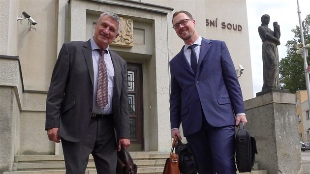 Obžalovaný projektant Pavel Škorpil (vlevo) se svým advokátem před budovou Okresního soudu v Ústí nad Orlicí. (16. 8.2018)
