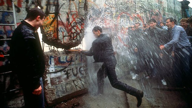 Mladík čelí při bourání Berlínské zdi ledové sprše z východu (11. listopadu...