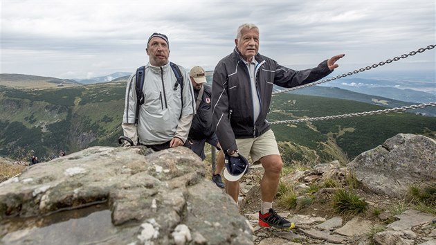 Bývalý prezident Václav Klaus se společně se synem Václavem vydali na tradiční Svatovavřineckou pouť na nejvyšší českou horu Sněžku. (10. srpna 2018)