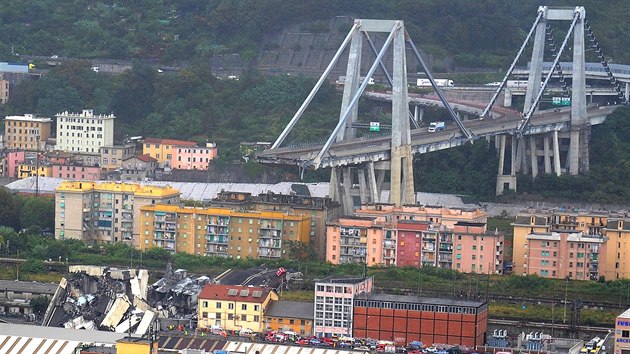 Na frekventovan dlnici v Janov na severu Itlie se ztilo nkolik destek metr mostu. (14. srpna 2018)