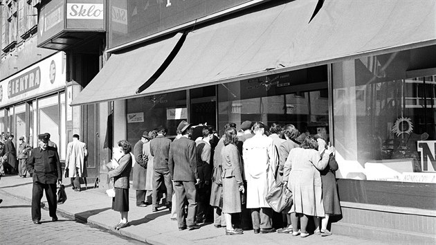 Lid si prohlej vlohu ostravskho obchodu se zbom oznaenm novmi cenami po sttem vyhlen mnov reform. (3. ervna 1953)