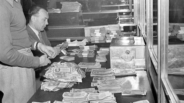 Bankovn ednci v Praze pepotvaj star penze, kter si lid pili vymnit v rmci mnov reformy. (2. ervna 1953)