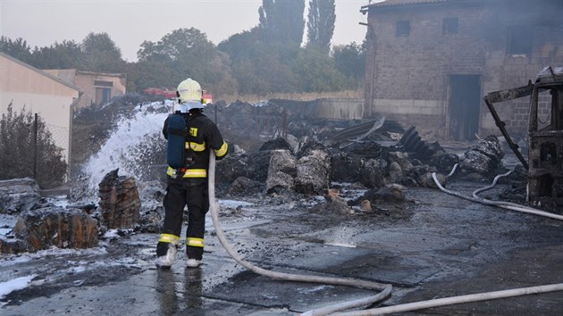 Asi stovka hasičů bojovala v neděli odpoledne s rozsáhlým požárem třídírny plastů v Kutné Hoře. Po čtyřech hodinách ho dostali pod kontrolu. (12. 8. 2018)