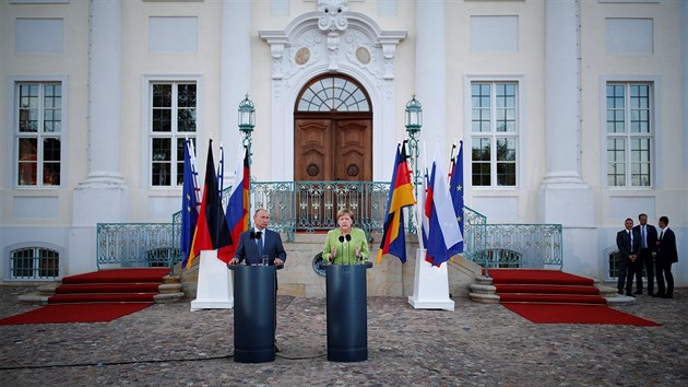 Nmeck kanclka Angela Merkelov se v sobotu sela s ruskm prezidentem Vladimirem Putinem. (18. 8. 2018)