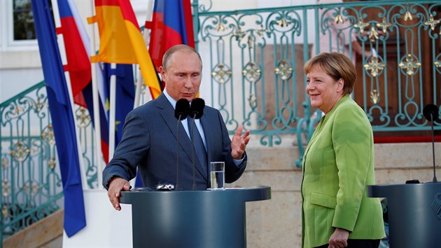 Nmeck kanclka Angela Merkelov se v sobotu sela s ruskm prezidentem Vladimirem Putinem. (18. 8. 2018)