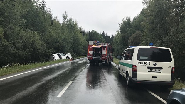 eln stet dvou aut na silnici mezi Rokycany a hlavy nepeil jeden z idi. (10.srpna 2018)