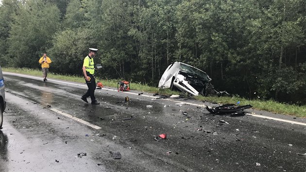 eln stet dvou aut na silnici mezi Rokycany a hlavy nepeil jeden z idi. (10.srpna 2018)