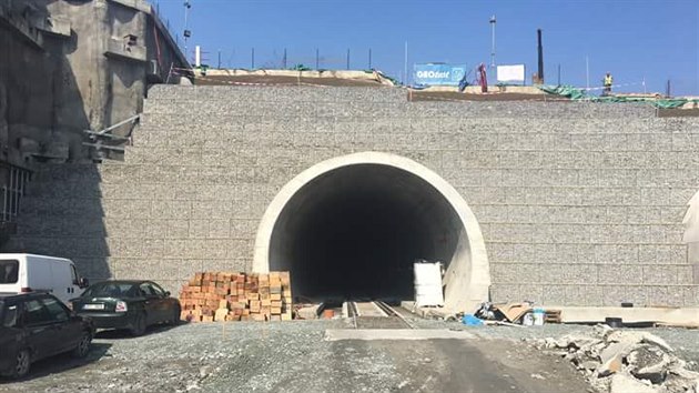 Na portlu u Kyic u je vystavn gabionov stna mezi tubusy. V celm jinm tunelu u jsou poloen a upevnn koleje, te se prce pesouvaj do severnho tubusu. (7. srpna 2018)