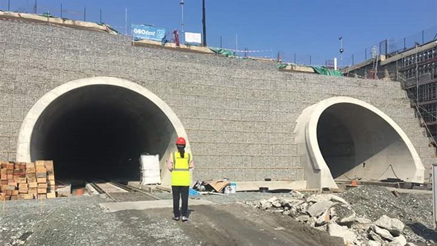 Na portálu u Kyšic už je vystavěná gabionová stěna mezi tubusy. V celém jižním tunelu už jsou položené a upevněné koleje, teď se práce přesouvají do severního tubusu. (7. srpna 2018)