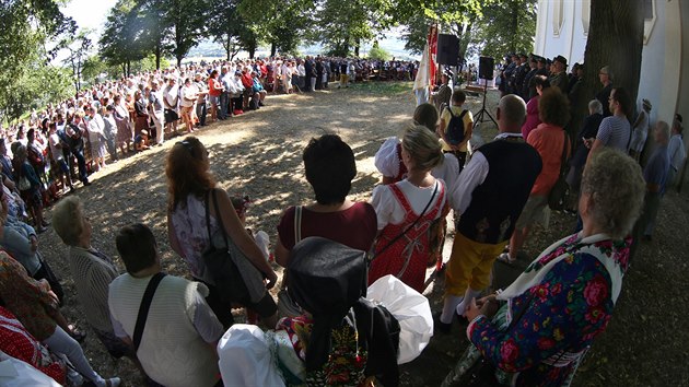 Poutn mi u kostela na vrchu Vavineek, kter je soust Chodskch slavnost, celebroval kardinl Dominik Duka. Stovky lid na ni pily v krojch. (11. srpna 2018)