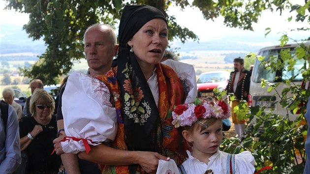 Poutn� m�i u kostela na vrchu Vav�ine�ek, kter� je sou��st� Chodsk�ch slavnost�, celebroval kardin�l Dominik Duka. Stovky lid� na ni p�i�ly v kroj�ch. (11. srpna 2018)