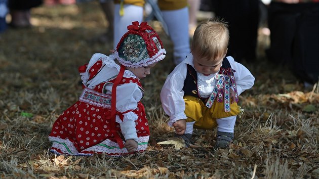 Poutn� m�i u kostela na vrchu Vav�ine�ek, kter� je sou��st� Chodsk�ch slavnost�, celebroval kardin�l Dominik Duka. Stovky lid� na ni p�i�ly v kroj�ch. (11. srpna 2018)