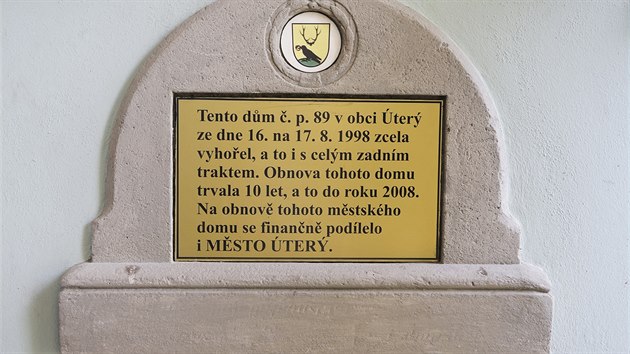Pamtn deska pipomn obrovsk por historickch dom na nmst msteka ter na severnm Plzesku. (14. srpna 2018)
