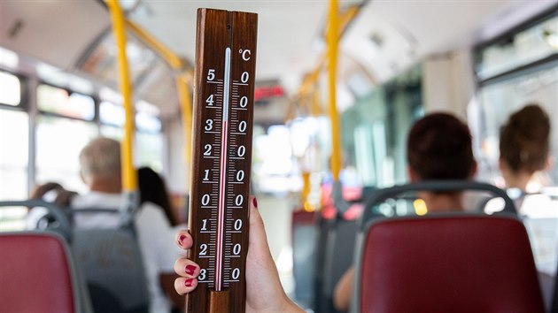 V autobuse bez klimatizace redaktoi MF DNES namili 35 stup. (13. 8. 2018).