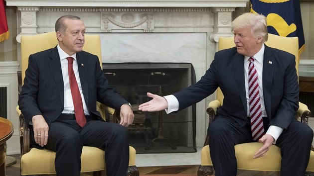 Tureck prezident Recep Tayyip Erdogan (vlevo) se pi sv nvtv Spojench stt seel s americkm prezidentem Donaldem Trumpem. (16. kvtna 2017)