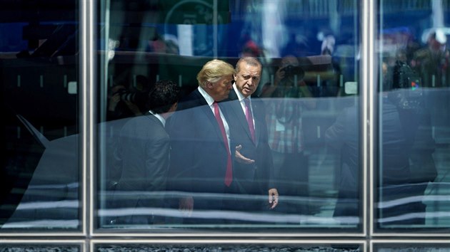 Tureck prezident Recep Tayyip Erdogan (vpravo) 
s americkm prezidentem Donaldem Trumpem na summitu NATO v Bruselu. (11. ervence 2018)