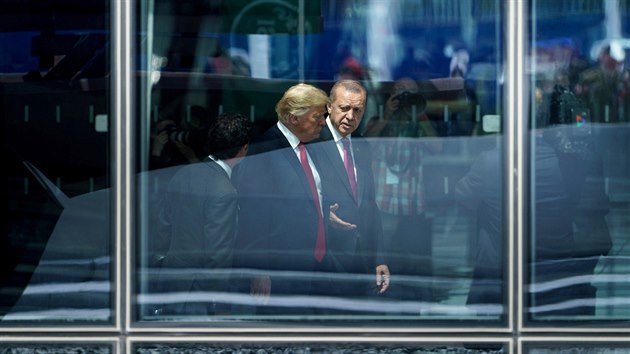 Tureck� prezident Recep Tayyip Erdogan (vpravo) 
s americk�m prezidentem Donaldem Trumpem na summitu NATO v Bruselu. (11. �ervence 2018)