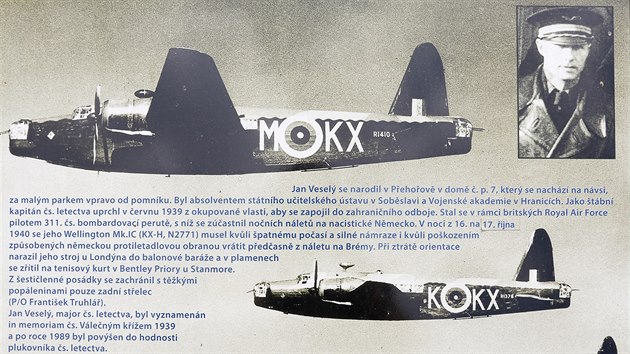 Součástí pomníku v Přehořově je i tato deska s fotografií letadel a Jana Veselého. Nechybí ani podrobný popis.