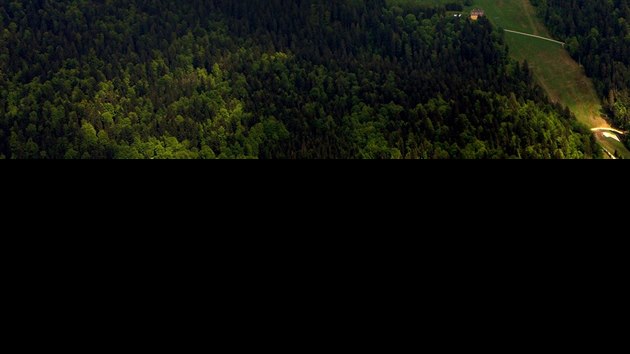 Leteck pohled na rakousk lyask arel Hochficht. Za vrcholy Hraninku (vlevo) a Smriny je vidt Lipno.