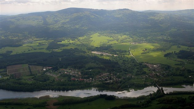 Leteck pohled na Lipno a Novou Pec. Za nimi jsou vrcholy Smrina (vlevo) a Hranink, kam vedou lanovky rakouskho lyaskho arelu  Hochficht.