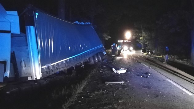 Citroën Saxo se poblíž Třeboně střetl s kamionem. Řidič osobního vozu nehodu nepřežil.