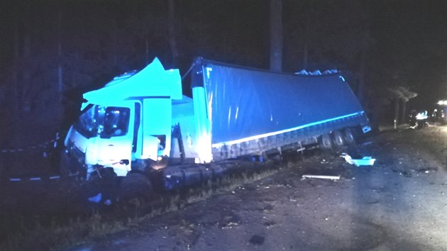 Citroën Saxo se poblíž Třeboně střetl s kamionem. Řidič osobního vozu nehodu nepřežil.