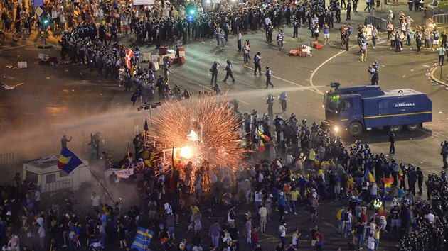 Pten demonstrace v rumunsk Bukureti si vydala pes 450 zrannch (10. srpna 2018).