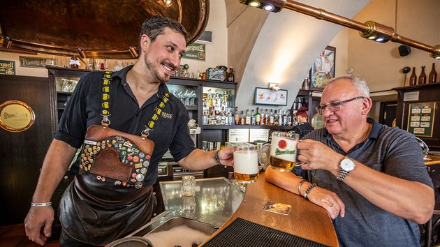 Star obchodn sldek Plzeskho Prazdroje Vclav Berka a vepn Igor Kolivoko, kter zskal titul Pilsner Urquell Master Bartender 2015