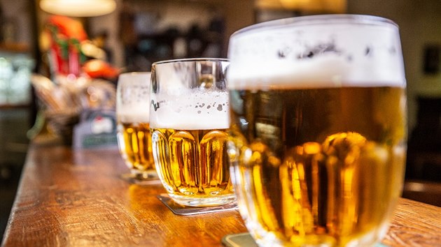 Plzeňský Prazdroj, největší český pivovar, zdraží od 1. října většinu produktů téměř o šest procent. Více se zvednou ceny balených piv, a to v průměru o 1,50 koruny na půllitr, méně ceny čepovaných – o korunu. Důvodem zdražení piva jsou především trvale rostoucí náklady na energie, obaly a dopravu.
