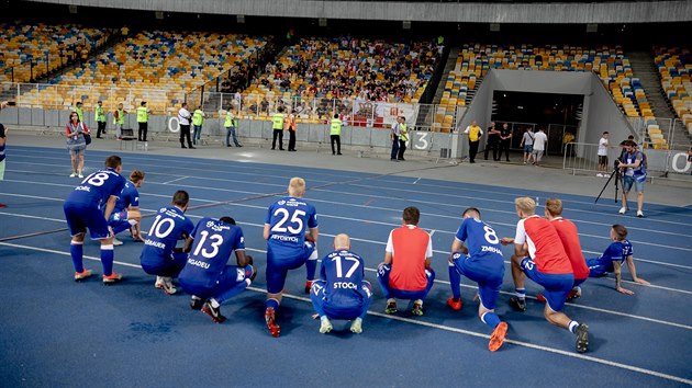 Slvistit fotbalist pi dkovace u sektoru svch fanouk po vyazen ve 3. pedkole Ligy mistr v Kyjev.