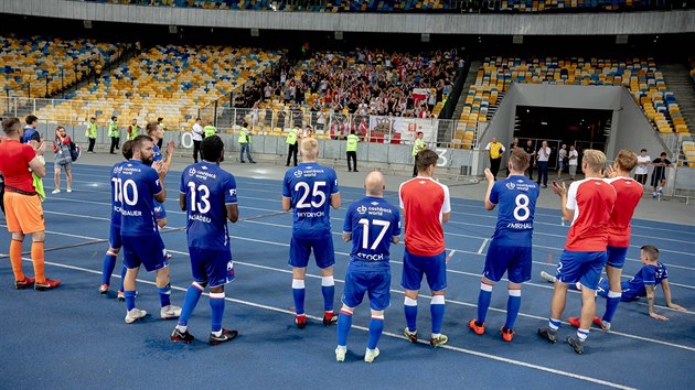 Slávističtí fotbalisté při děkovačce u sektoru svých fanoušků po vyřazení ve 3. předkole Ligy mistrů v Kyjevě.