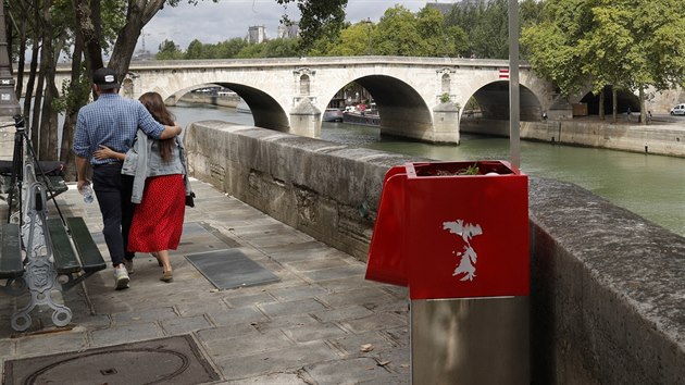 Ekologick pisor na ostrov Ile Saint-Louis s vhledem na Seinu. (13. srpna 2018)