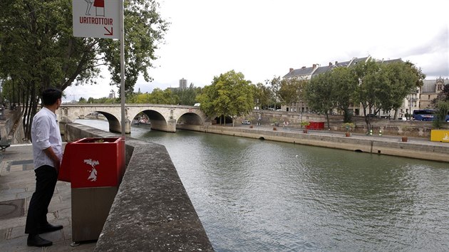 Pařížané si stěžují na výrazné pisoáry bez zástěn v centru města. (13. srpna 2018)