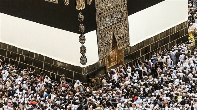 Muslimští poutníci se modlí v Mekce (17. srpna 2018)