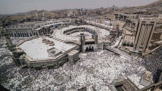 Muslimští poutníci odchází po páteční modlitbě z Velké mešity v Mekce. (17. srpna 2018)