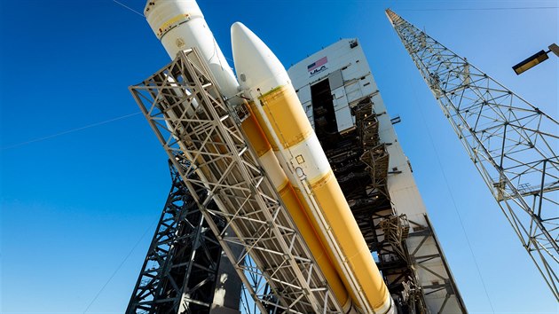 Zvedn rakety Delta IV Heavy na startovac rampu bhem zkouek v dubnu 2018
