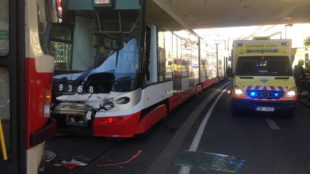 V prask Plzesk ulici se srazily dv tramvaje. Doprava je v mst zcela uzavena (13.8.2018)