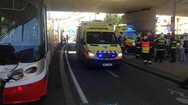 V prask Plzesk ulici se srazily dv tramvaje. Doprava je v mst zcela uzavena (13.8.2018)