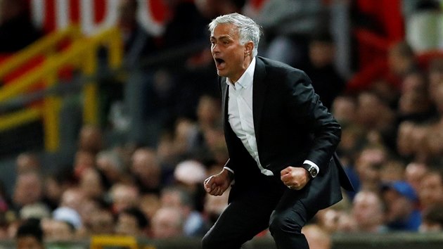 Trenér Manchesteru United José Mourinho prožívá hru svých svěřenců.