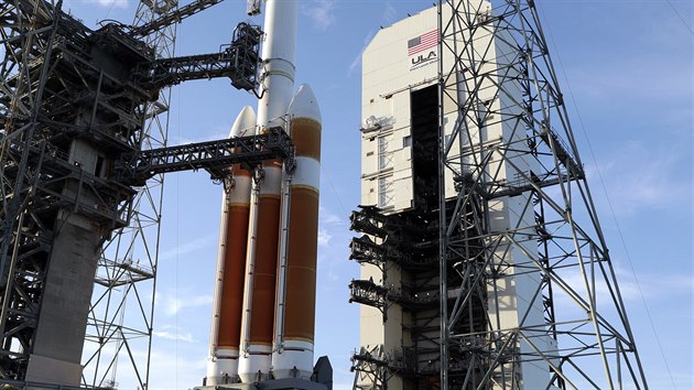Raketa Delta IV Heavy, kter sondu vynese, je pipravena ke startu na mysu Canaveral. (11. srpna 2018)