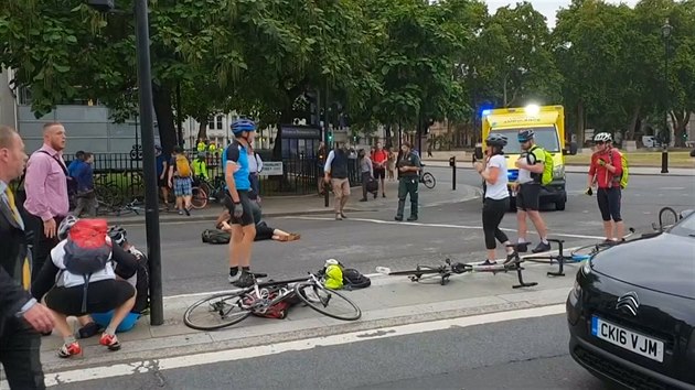 Policejn zsah ped britskm parlamentem, kde idi najel do zbran